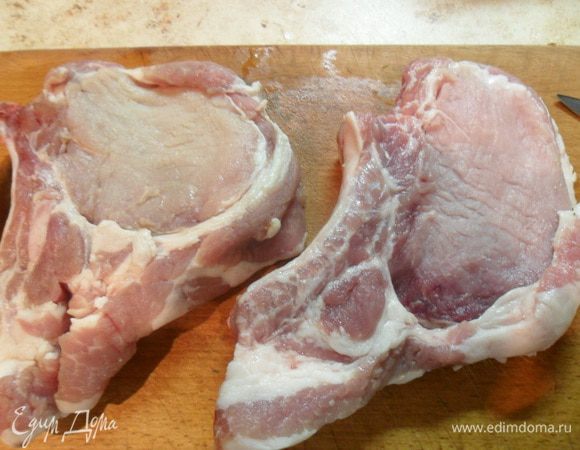 Мясо вымыть, обсушить бумажным полотенцем. Посолить, поперчить и полить оливковым маслом, хорошо потереть.