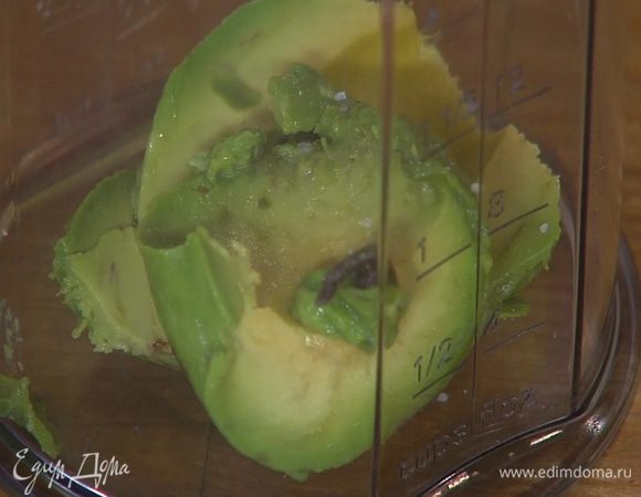 Авокадо почистить, разрезать пополам и удалить косточку, из одной половинки ложкой вынуть мякоть.