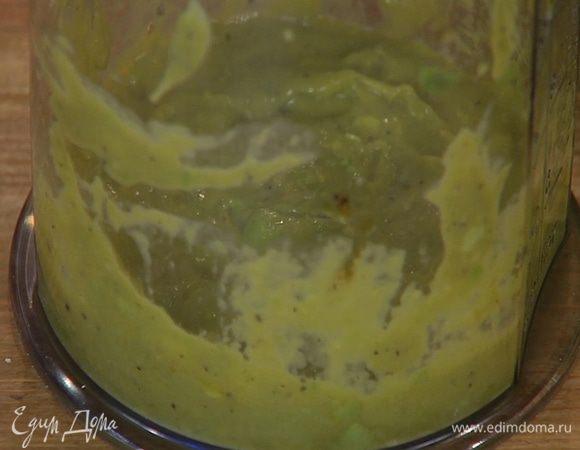 Приготовить заправку: в чаше блендера соединить мякоть авокадо, сок половинки лимона, оливковое масло, наршараб, посолить, поперчить и все взбить.