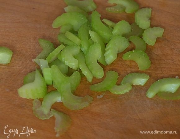 Сельдерей тонко порезать.