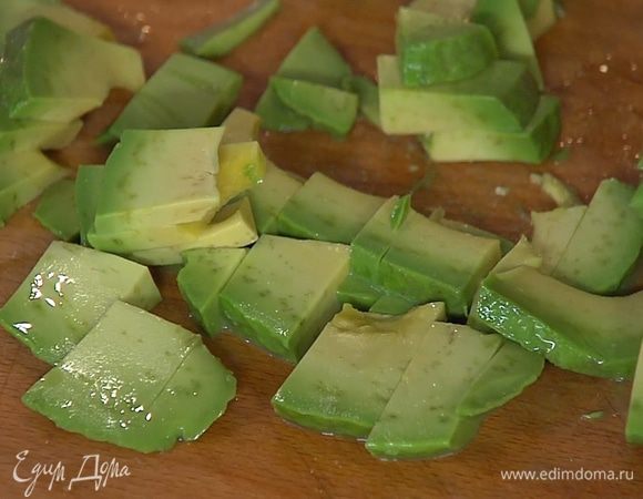 Вторую половинку авокадо полить 1 ч. ложкой лимонного сока, затем порезать небольшими кубиками.