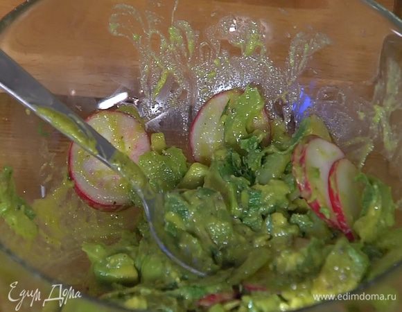 В глубокой посуде соединить редис, сельдерей, кубики авокадо, мяту, полить все заправкой и перемешать.