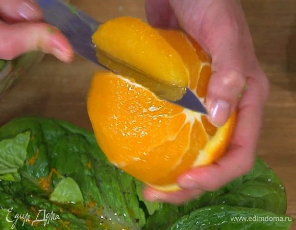 Цедру апельсина натереть на мелкой терке, мякоть вырезать, сохранив выделившийся при этом сок.