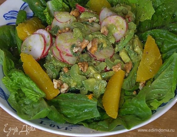 На большое блюдо поместить листья китайской капусты, сбрызнуть оставшимся соком лимона, оливковым маслом, посолить и поперчить, посыпать цедрой. Сверху выложить мякоть апельсина вместе с соком, затем заправленные овощи и измельченные руками грецкие орехи.