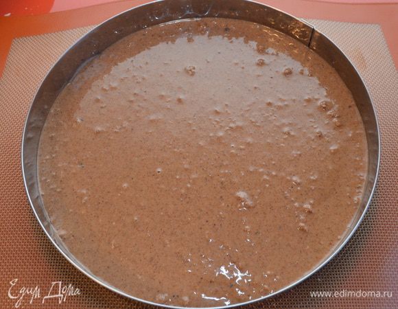 Для пралине с бобами тонка растапливаем шоколад с маслом какао, добавляем пасту пралине, вафельную крошку и порошок бобов тонка. Вместо вафельной крошки можно использовать измельченное имбирное печенье типа speculoos, получается очень интересно. Используем при температуре 26-30С. Выливаем пралине на бисквитную основу и ставим в холодильник.