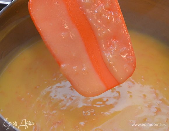 Готовим апельсиновое кремё: желатин замачиваем в холодной воде. В сотейнике смешиваем апельсиновый сок, яйца, желтки, сахар и масло. Ставим на средний огонь и варим кремё до загустения, постоянно помешивая венчиком. Чтобы проверить готовность, берем деревянную лопатку, окунаем в крем, проводим пальцем по лопатке с кремом, если на полосу от пальца крем не затекает, то он готов. Снимаем кремё с огня и добавляем отжатый желатин. Пробиваем массу блендером, остужаем до комнатной температуры и выливаем кремё поверх бисквита с пралине. Отправляем все в морозильную камеру.

 