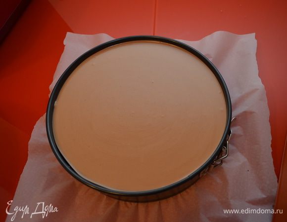 Переходим к муссу: растапливаем шоколад, желатин заливаем холодной водой. Нагреваем 175г сливок, снимаем с огня и добавляем размоченный желатин, пасту пралине, вливаем в эту массу растопленный шоколад и тщательно перемешиваем. Остужаем смесь до 40С. Пока масса остывает, взбиваем 350г сливок. Сливки должны иметь стабильную текстуру и одновременно быть мягкими. Когда вытаскиваете венчик из сливок, то должен быть «клюв». Перевзбитые сливки будут плохо вмешиваться в мусс и он получится неоднородным. Вмешиваем сливки в остывшую шоколадную массу. Вынимаем замороженную основу торта из формы и выкладываем её в форму 24см в диаметре. Сверху выливаем мусс. Этот торт можно собирать наоборот: в форму выливаем мусс, а потом вставляем основу вкручивающим движением по часов стрелке — это позволит избежать пузырьков между муссом и основой торта. Слои располагаются так: мусс-кремё-пралине-бисквит. Также способ сборки наоборот обеспечивает ровный верх торта, что позволит ровно лечь глазури. Торт замораживаем.