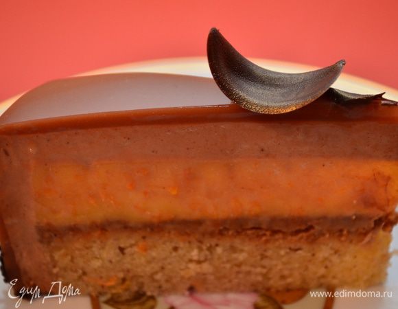 Даём торту оттаять в холодильнике. Декорируем. У меня в качестве декора лепестки из темперированного черного шоколада, покрытые кандурином. BON APPETIT!
 