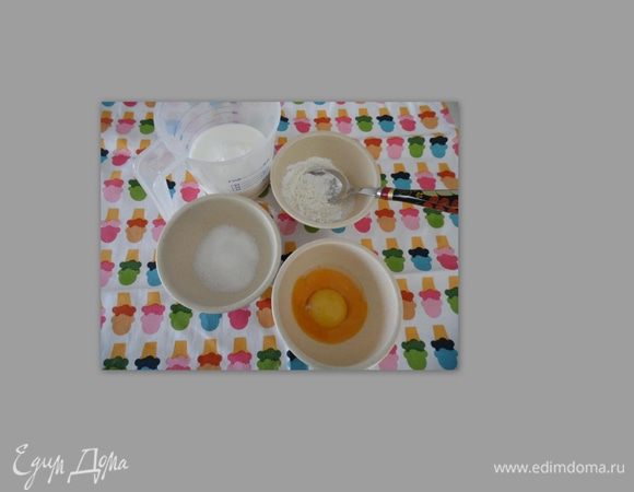 Начнём процесс с приготовления крема. Нам понадобится молоко, желтки, мука, крахмал, сахар, ваниль.