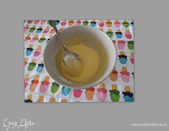 В  чашку насыпать крахмал и муку. Добавить в сухую смесь желтки и перемешать венчиком до однородности.