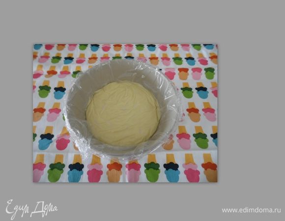 Влить третью часть горячего ванильного молока в крахмально-яичную смесь, интенсивно помешивая венчиком.
Затем, при непрерывном помешивании, влить оставшееся молоко, поставить на слабый огонь, постоянно помешивая деревянной лопаткой или венчиком.
В процессе нагревания крем загустеет. Переложить крем в чашку (чтобы быстрее остывал). Чашку с кремом накрыть пищевой пленкой так, чтобы пленка легла прямо на поверхность крема - тогда на поверхности не будет образовываться пленочка. Поставить в холодильник до полного остывания.