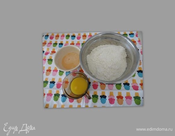 ТЕСТО - нам понадобится молоко, сахар, мука, дрожжи Саф-момент. Молоко нагреть и развести в нем дрожжи с сахаром, добавить 4ст. л. муки. Убрать в теплое место на 10 мин. бродить. Пока опара бродит, просеять в миску муку, растопить масло, 1 яйцо взбить с солью. 