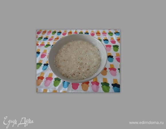 В подошедшую опару вылить яйца с солью и начать замес теста.