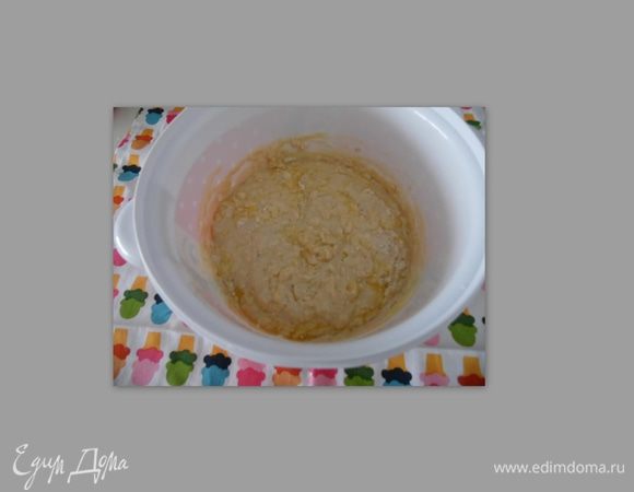 Подливаем постепенно масло и постепенно всыпаем муку. Но не всю, а 450 г. Оставляем 50 г на потом... И замешиваем тесто до гладкого, упругого, но мягкого колобка.