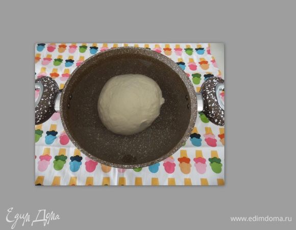 А теперь берем наш колобок. Набираем холодной-прехолодной воды в большую миску и опускаем его туда. Все... оно утонуло.