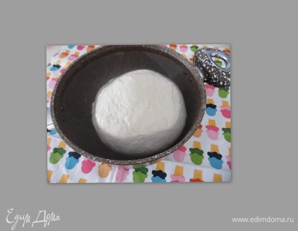 Минут через 10-15 начинается всплытие. Время, через которое тесто начнет всплывать, зависит от того, насколько хорошо мы его вымесили. Чем лучше, тем быстрее.

Еще через 10 мин все всплыло!