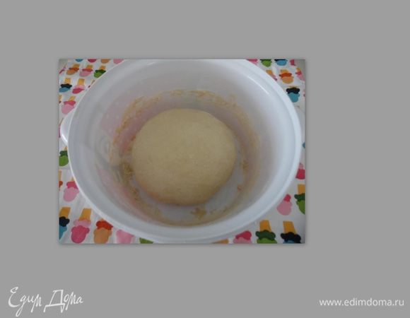 Теперь достаем нашего "утопленника", промокаем салфеткой и вымешиваем с оставшейся мукой (помните 50 г?). Накрываем и убираем отдохнуть на 30 минут, пусть немного придет в себя и согреется.