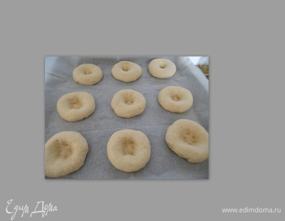 Берём тесто и делим на кусочки 60-65г. Скатываем каждый в шарик. Чуть надавливаем пальцами и в середине делаем углубление для крема, даём 20 мин на подъём.