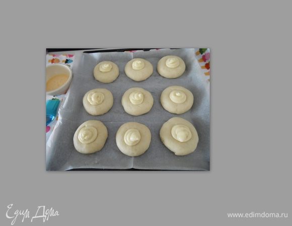 Заполняем кремом, смазываем яйцом и выпекаем в заранее нагретой духовке 180С 20 мин.