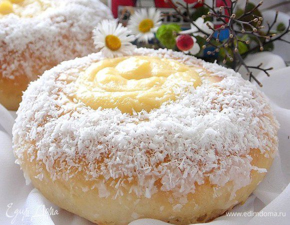 Достать, полить глазурью и посыпать кокосом. Глазурь - сок лимона и сахарная пудра. Тщательно перемешать и готова глазурь.