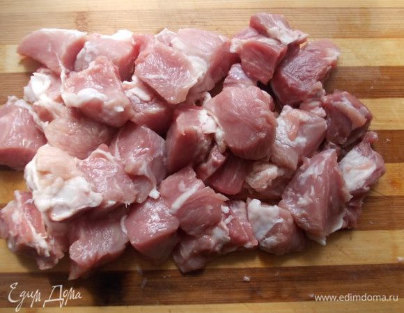 Мясо порезать кубиком.