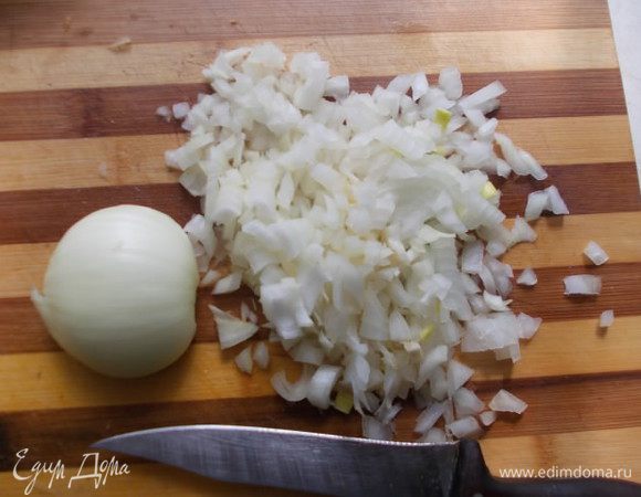 Лук порезать мелким кубиком.