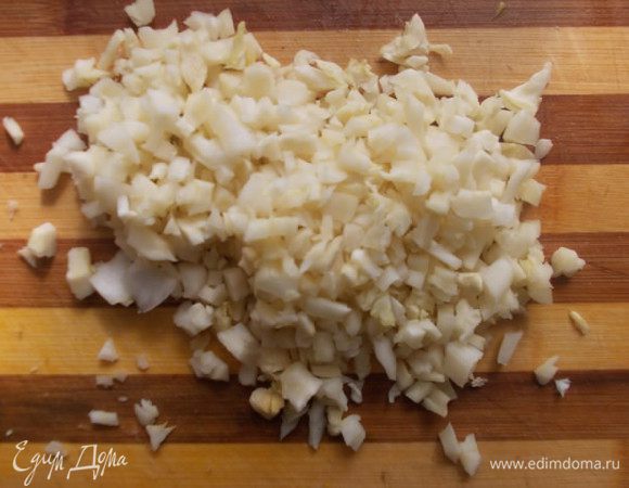 Капусту порезать мелким кубиком.