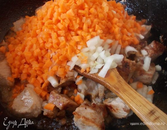 Обжариваем мясо на раскаленном масле до золотистой корочки, добавляем лук и морковь.