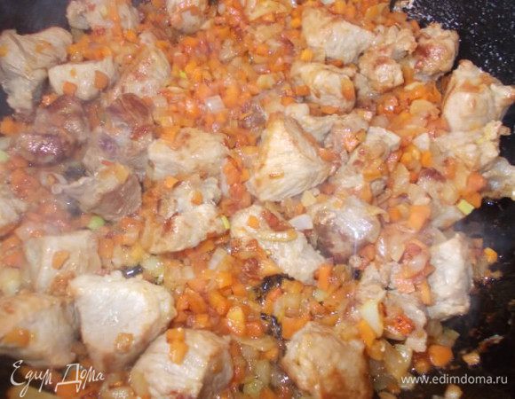 Когда овощи немного подзолотятся, посолить, добавить лавровый лист, орегано и измельченный чеснок.