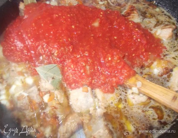 Влить томатный соус, дать покипеть пару минут.