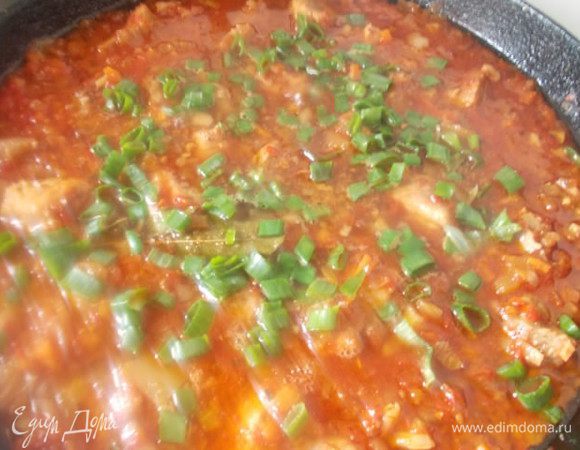 Влить воду, накрыть крышкой и тушить минут 30-40 на медленном огне. Если нужно, добавить еще водички. В конце всыпать зелень по вкусу.