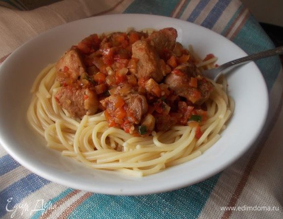 Сварить 500 г спагетти и подавать к столу. Приятного аппетита!