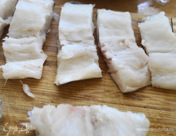 Берем филе трески и режем на средние кусочки.