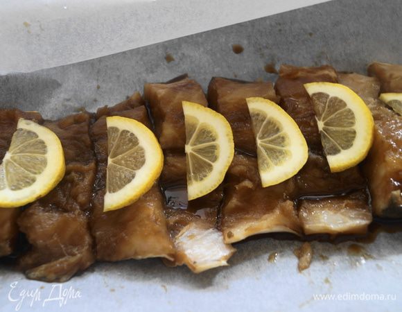 Подготовим маринад: в чаше смешаем соевый соус, мед и горчицу, немного посолим и хорошо размешаем до однородной консистенции.

Филе трески на подушке из сальсы ингредиенты	Складываем рыбку в большую чашу и заливаем маринадом, даем настояться минут 20-30.

Филе трески на подушке из сальсы ингредиенты	Расстилаем бумагу для выпечки на противне и выкладываем кусочки рыбы, поверх раскладываем кусочки лимона и заворачиваем пергамент. Ставим запекаться в разогретую до 180 градусов духовку на 20 минут.