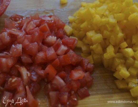 Пока запекается рыбка, приготовим сальсу. Мелкими кубиками режем перец и помидор. Мелко режем лук и рубим зелень петрушки.