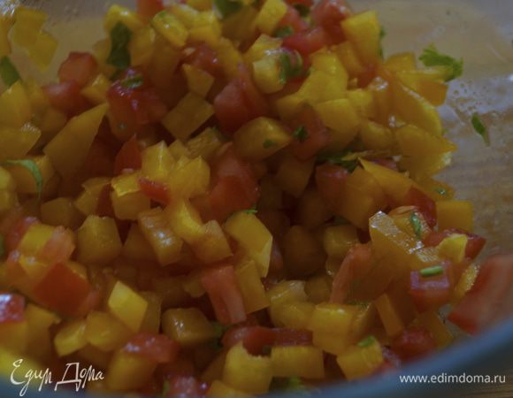 Отправляем овощи в чашу, поливаем соком лимона и солим по вкусу.