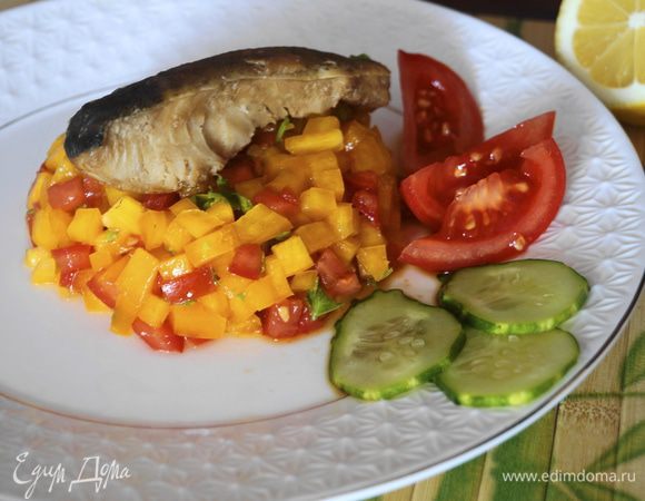 Затем выкладываем рыбку, можно украсить зеленью или овощами.