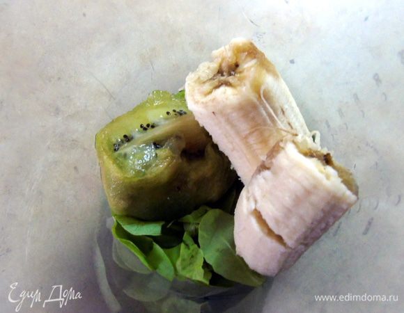 Зелень, киви и банан кинуть в чашу блендера.