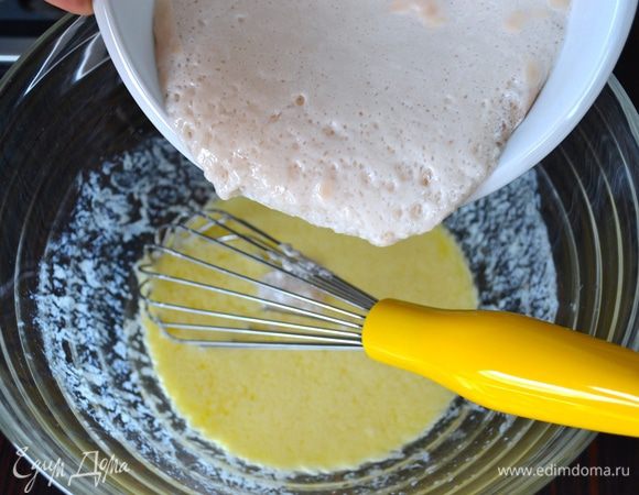 Добавить к полученной смеси опару.