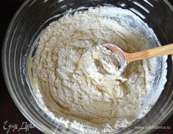 Ввести частями просеянную муку и замесить тесто. 