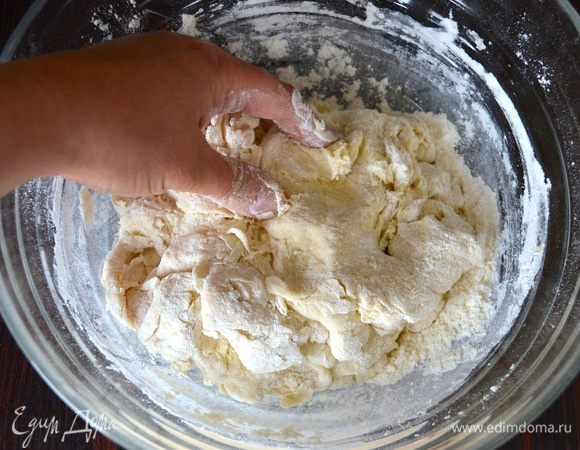 В конце выложить тесто на рабочую поверхность и хорошо вымесить. Обычно последнее время (видимо в большей степени именно из неимением этого самого времени (!), я предпочитаю замешивать тесто в тестомешалке, но в данном случае оно получилось такое приятное в работе, что мне очень понравилось работать с ним руками! :)