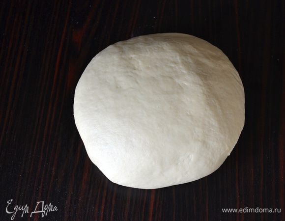 В конце сформировать из теста шар, выложить его в большую миску, накрыть плёнкой и поставить в тихое место для подъёма, минут на 35. Если у вас электрическая духовка, то включите её в режиме «свет» и поставьте миску с тестом в духовой шкаф... В таком случае мы создадим идеальные условия и температуру для подъёма теста.