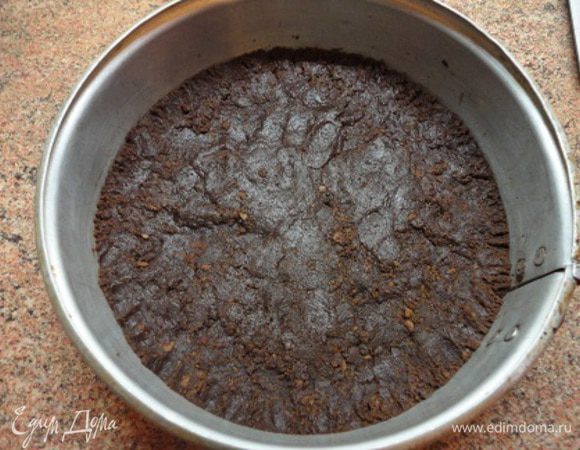 Сливочное масло растопить, смешать с печеньем. Форму диаметром 23 см смазать сливочным маслом и выложить дно этой массой. Убрать в холодильник на 1 час.