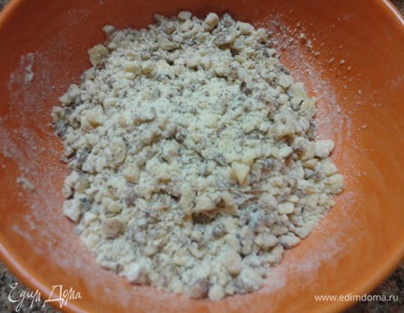 Приготовить начинку. Творог протереть через сито. Яйца взбить с сахаром и ванильным сахаром. Добавить к творогу и перемешать. Орехи измельчить (не в муку!), смешать с мукой и добавить к творожной массе. Начинку вылить на корж и выпекать при температуре 160-170 градусов 45 минут. Духовку выключить и дать постоять пирогу еще 20 минут с наполовину открытой дверцей.