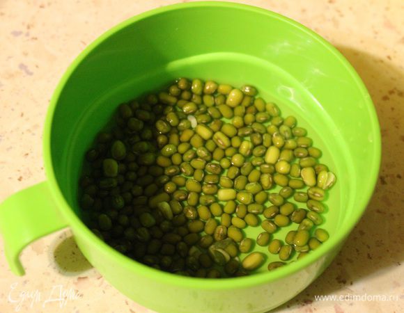 Фасоль маш промыть холодной водой. Сложить в миску ровным слоем, залить теплой водой, чтобы вода слегка покрывала фасоль. Накрыть фольгой или крышкой и поставить в темное место на 12 часов. Я сделала это вечером.
