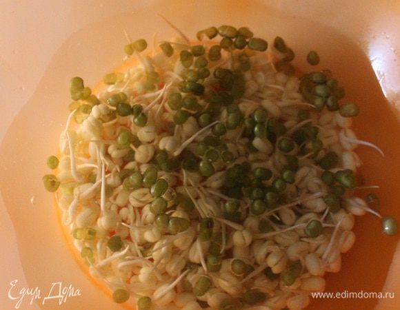 Теперь для того, чтобы убрать зеленую шелуху, нужно переложить фасоль в глубокую миску и залить водой. Оболочка всплывет. Убираем ее руками с поверхности.