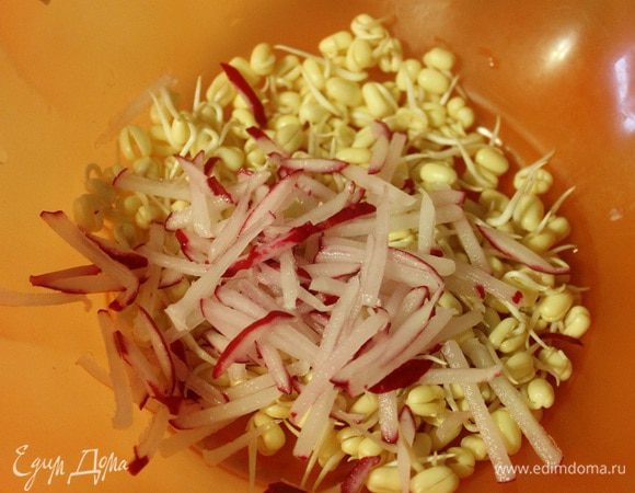 Редис помыть, обрезать хвостики и натереть на терке для корейской моркови.