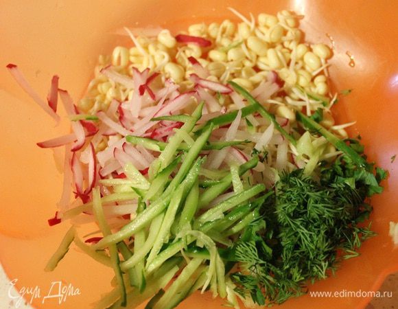 Огурец разрезать пополам, вырезать середину с семенами и натереть на терке для корейской моркови. Добавить мелко рубленную зелень. Все аккуратно перемешать.