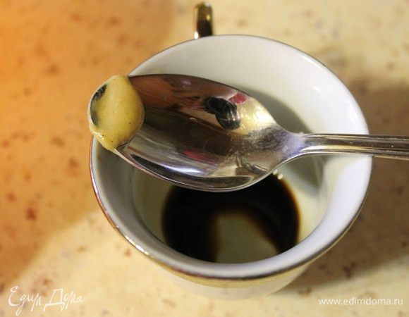 Для заправки смешать горчицу, бальзамический уксус, масло и соль.