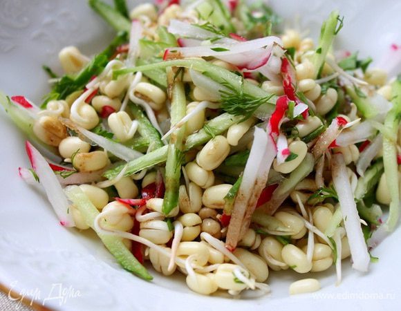 Салат выложить на тарелку, полить сверху заправкой и можно подавать. Приятного аппетита!